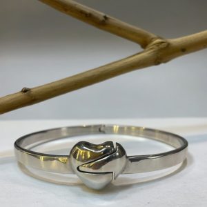 Metal heart-shaped necklace, lockable, perfect jewelry accessory